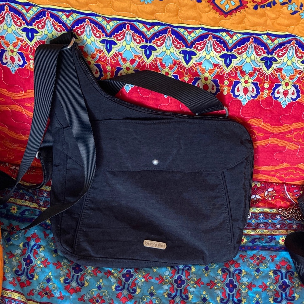 Baggallini Black Nylon Messenger Crossbody Bag